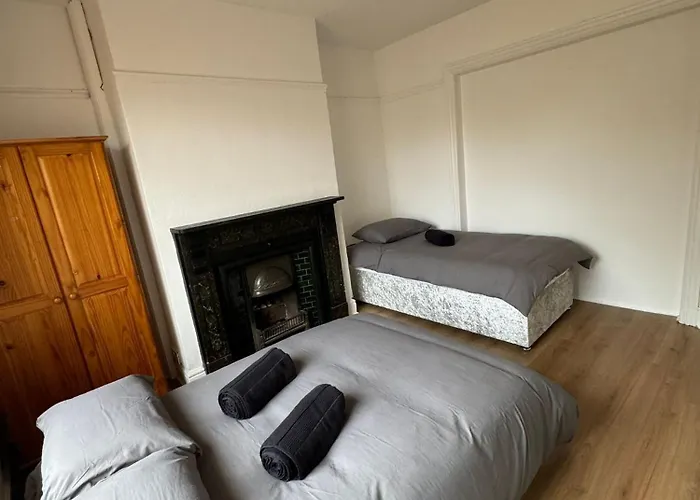 Guest house Very Nice Triple At 2 Iveragh Rd-5