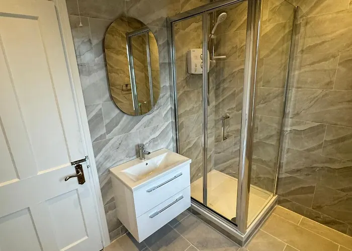 Guest house Very Nice Triple At 2 Iveragh Rd-5