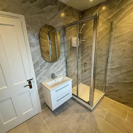 Guest house Very Nice Triple At 2 Iveragh Rd-5