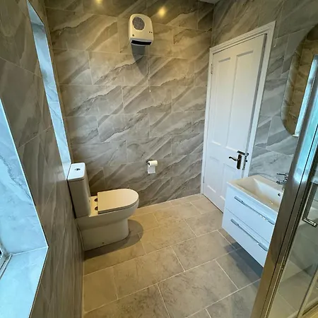 Very Nice Triple At 2 Iveragh Rd-5 * Dublin